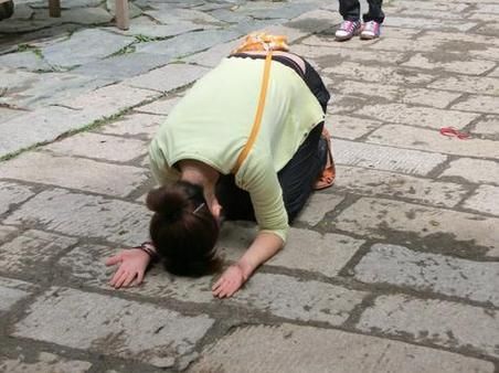 梦到下跪求人_意味着什么