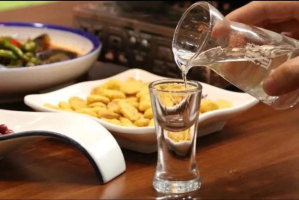 喝白酒图片大全_如何拍出氛围感