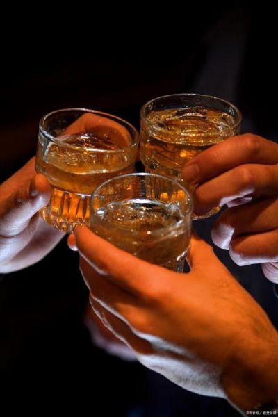 喝酒的图片大全_如何挑选高清素材