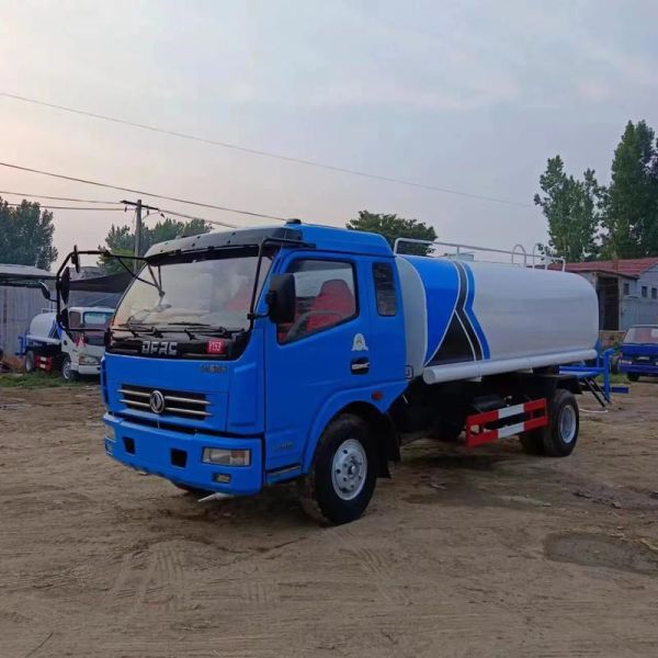 洒水车图片大全_如何挑选适合城市绿化的洒水车