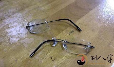 梦到眼镜坏了_代表什么预兆