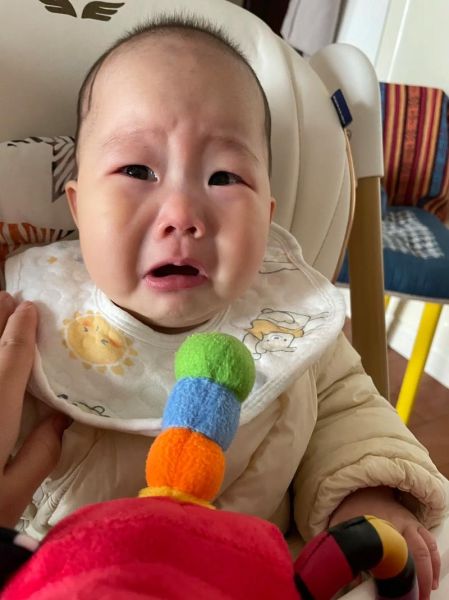 宝宝几个月开始吃手_吃手正常吗