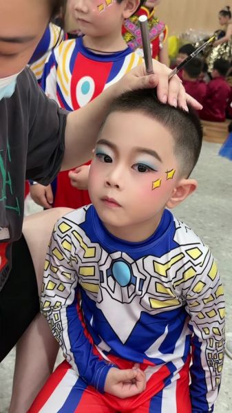 男童舞台妆怎么画_男童舞台妆图片大全