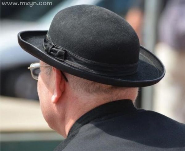 梦到戴帽子是什么意思_梦见自己戴帽子预示什么