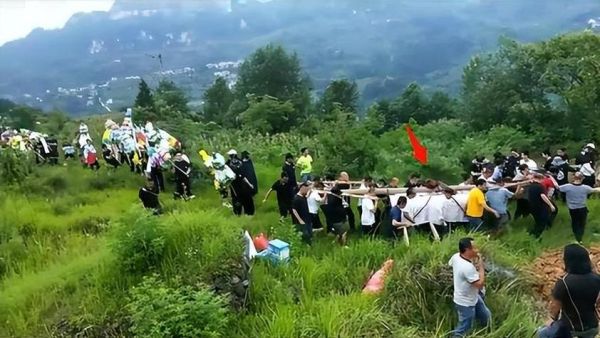 梦到送葬队伍是什么意思_梦见送葬队伍预示什么