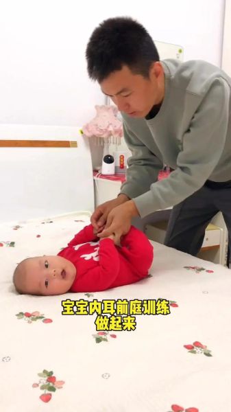 宝宝抓耳朵摇头怎么回事_婴儿频繁抓耳摇头原因