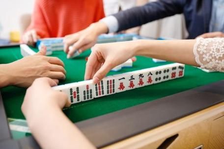 梦到打牌是什么意思_梦见打牌输了钱怎么办