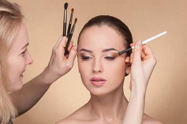 梦到化妆是什么意思_梦见自己化妆预示着什么