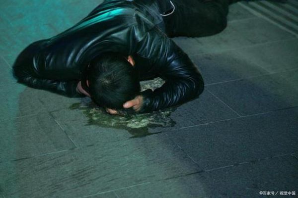 梦到踩屎是什么意思_踩屎梦境预示什么