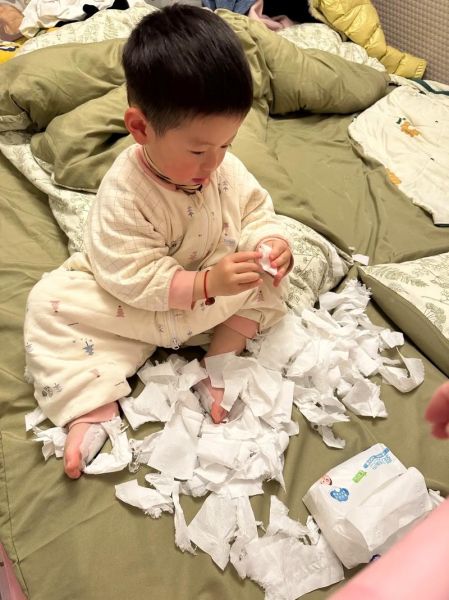 宝宝多大会撕纸_撕纸是发育迟缓吗