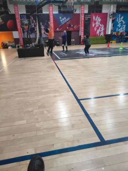 篮球场图片大全_室内篮球场装修效果图