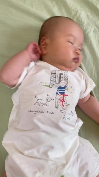 五个月宝宝老是摇头_正常吗