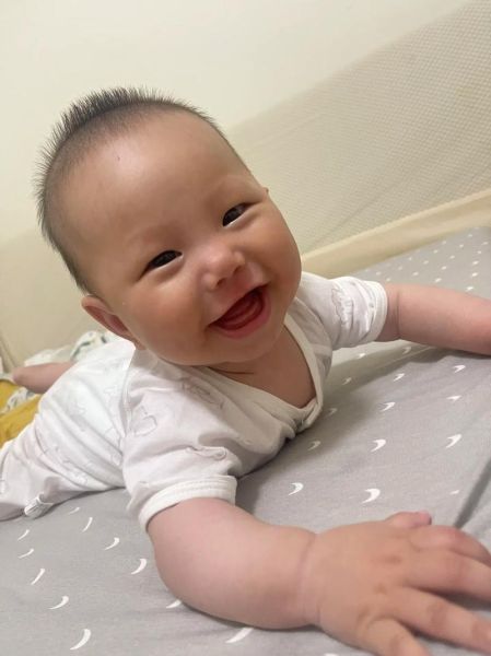 宝宝几个月可以笑出声_婴儿第一次咯咯笑正常吗