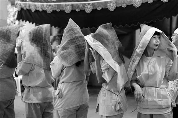 梦到亲人穿孝衣是什么意思_亲人穿孝衣梦境解析