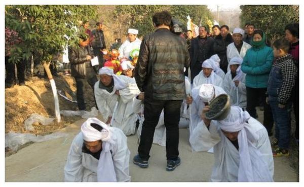 梦到白事是什么意思_梦见参加葬礼预示什么