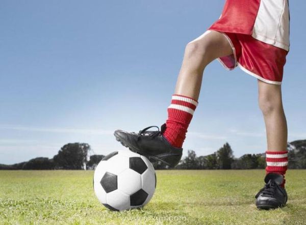 梦到踢足球是什么意思_梦到踢足球预示什么