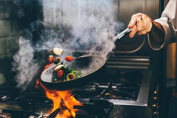 梦到做饭吃饭是什么意思_梦见自己做饭吃饭好不好