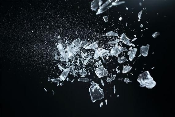 梦到砸玻璃是什么意思_梦见砸玻璃预示什么