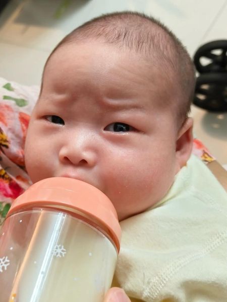 宝宝皱眉头是什么原因_宝宝皱眉头怎么办