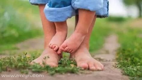 梦到自己光脚走路是什么意思_光脚走路梦境解析