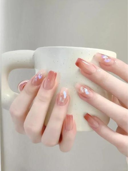 2024新款美甲图片大全_哪些款式最显白