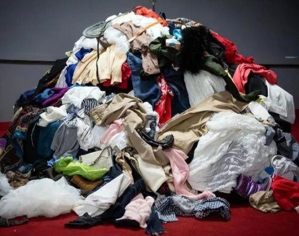 梦到好多衣服是什么意思_梦到衣服太多怎么办