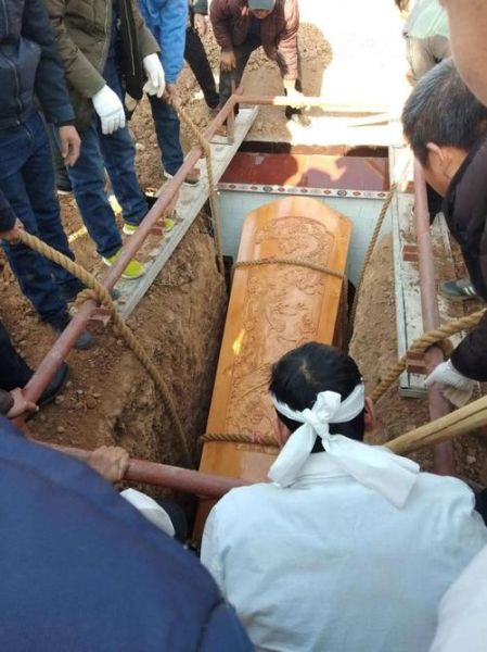 梦到棺材和死人是什么意思_梦见棺材和死人好不好