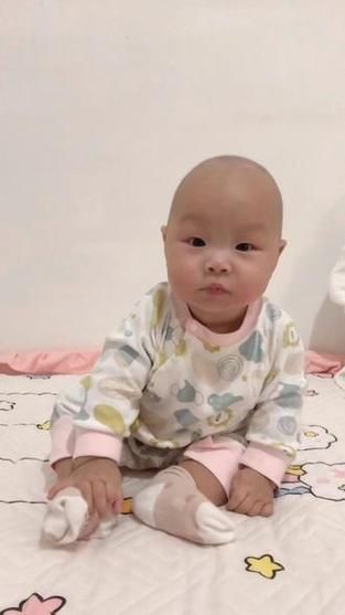 六个月宝宝坐不稳_正常吗