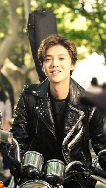 鹿晗图片大全在哪看_鹿晗高清壁纸怎么下载