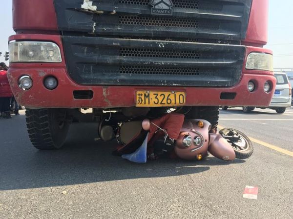 梦到车祸现场死人很惨_梦见血腥场景预示什么