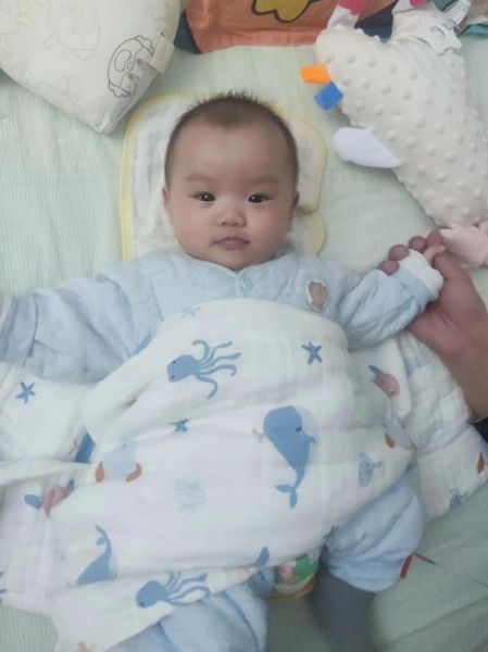 四个月宝宝发育标准_四个月宝宝不会翻身正常吗