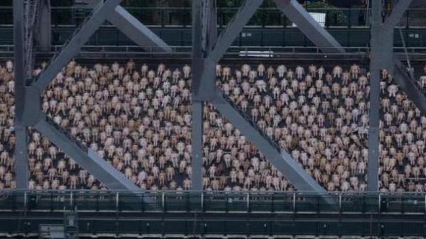 梦到裸奔是怎么回事_梦见自己裸体奔跑含义