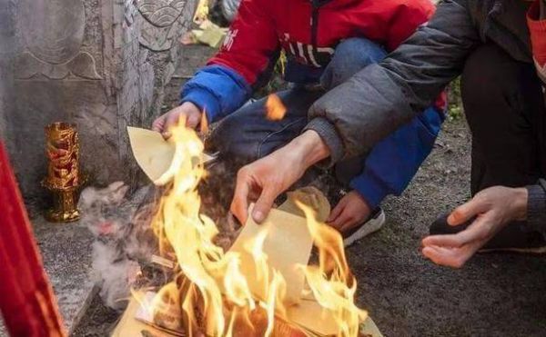 梦到烧东西是什么意思_梦见烧纸钱预示什么